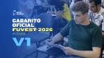 Aluno concentrado preenchendo o gabarito da prova da Fuvest; imagem com filtro azul e texto “Gabarito Oficial Fuvest 2026 – 1ª fase – V1”