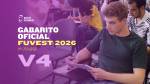 Estudantes sentados em sala de aula durante a aplicação da Fuvest; sobreposição gráfica em roxo com o texto “Gabarito Oficial Fuvest 2026 – 1ª fase – V4”