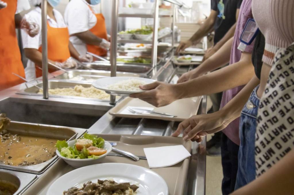 Almoço por 70 centavos, 228 kg de arroz e outras curiosidades sobre os bandejões universitários