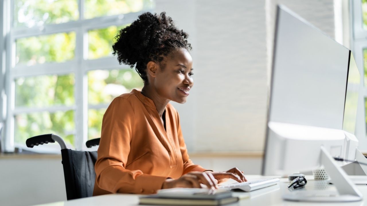 Mulher negra usando no computador