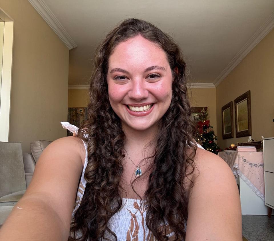 Estudante Laryssa Melo, que tirou mil na redação do Enem 2025.