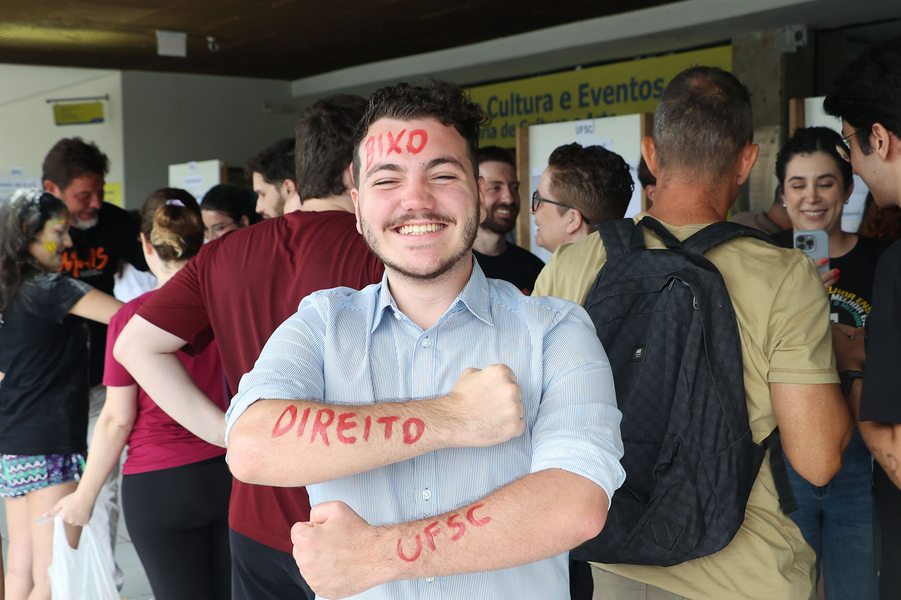 Lista com mais de 4 mil nomes dos aprovados foi posta na frente do Centro de Cultura e Eventos, em Florianópolis