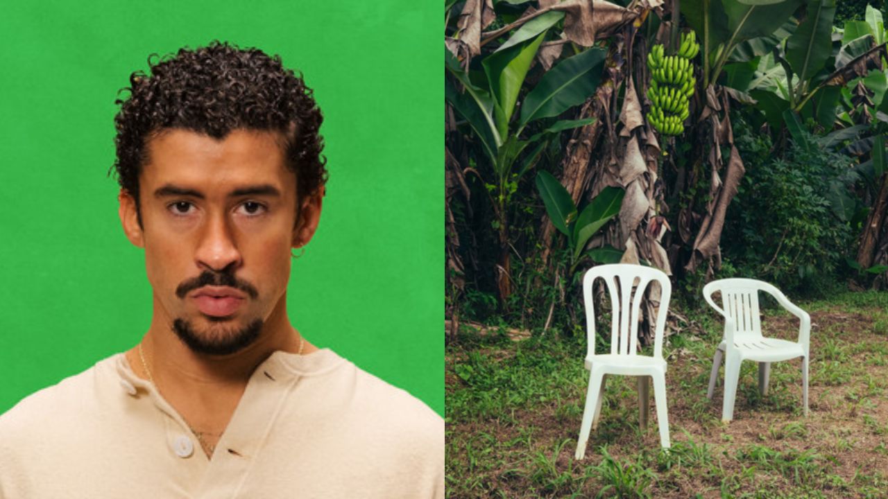 Cantor Bad Bunny ao lado da capa do álbum "Debí Tirar Más Fotos", que conta com duas cadeiras brancas de plástico e bananeiras ao fundo.