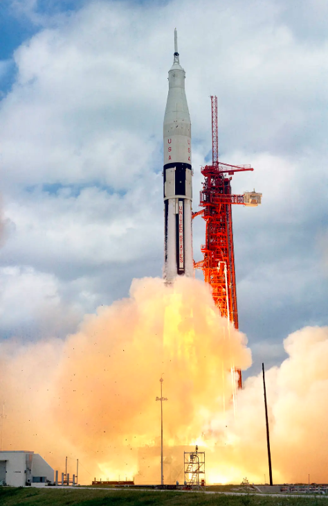 Foguete da missão AS-202 durante o lançamento.