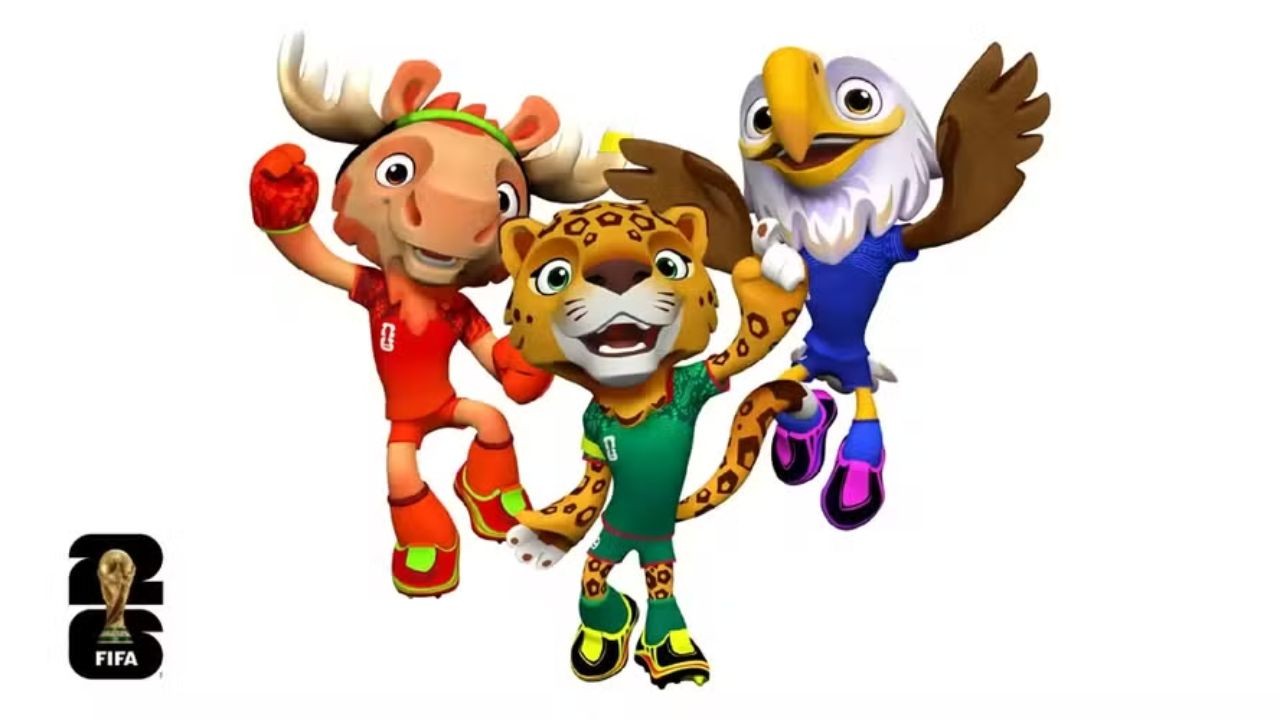 Três mascotes de desenho animado: um alce marrom de camisa vermelha, uma onça-pintada de camisa verde e uma águia de camisa azul, todos sorrindo e com os braços levantados. No canto inferior esquerdo, o logo da FIFA 2026