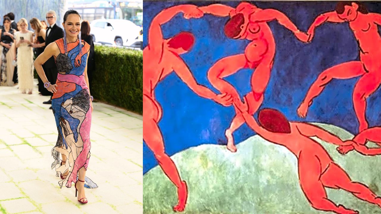 Uma mulher caminha por uma trilha texturizada em tons de branco, vestindo um vestido colorido inspirado em