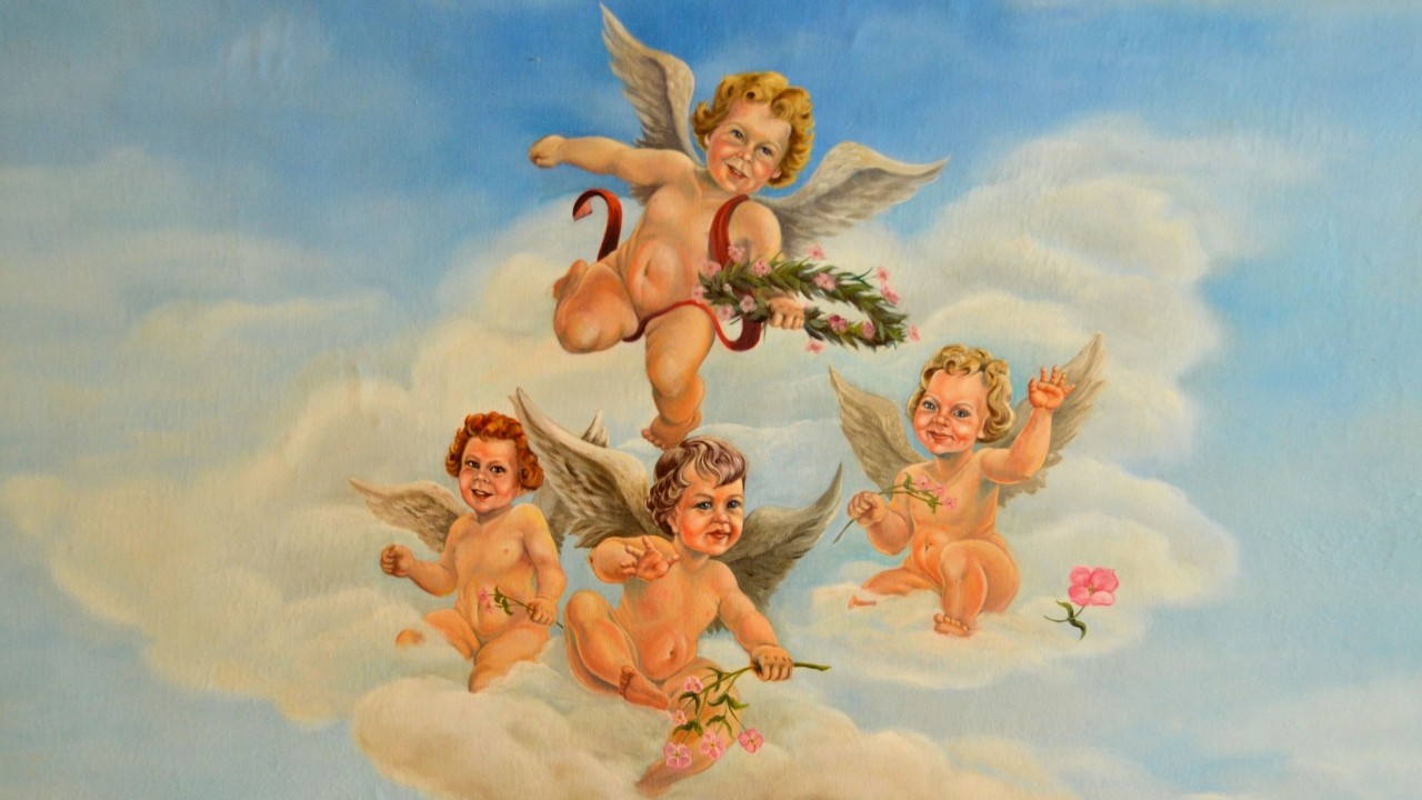 Pintura de quatro querubins sorridentes, com asas brancas, flutuando em nuvens fofas sob um céu azul claro. O querubim central superior segura uma guirlanda de flores, enquanto os outros três seguram flores avulsas.